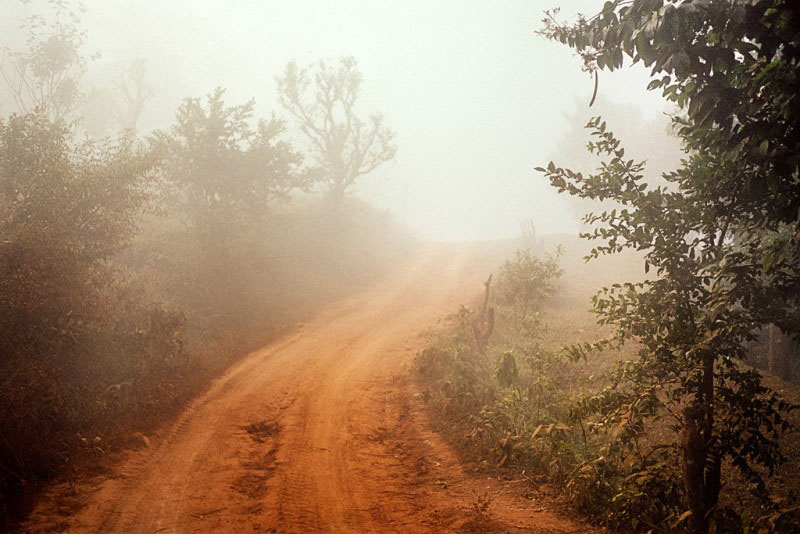 Chemin élargi en piste pour jeeps entre Tumlingtar et Khandbari, district de Sankhuwasabha, Népal, 2007