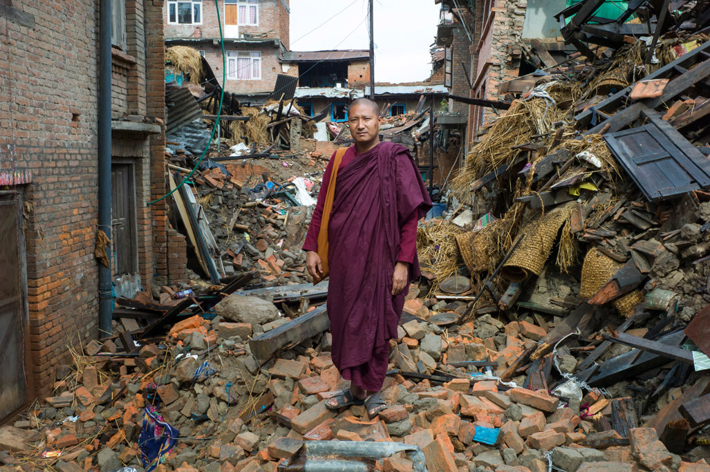 Panna Sara, sur les ruines de la maison de sa mère, où elle et trois de ses parents sont morts lors du séisme du 25 avril, Harisiddhi, district de Lalitpur, 28 avril 2015